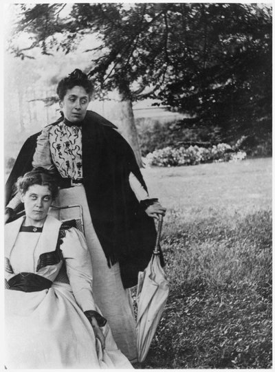 Mathilde Roberty y Madeleine Gide, jardín de Cuverville, c.1896 de French Photographer